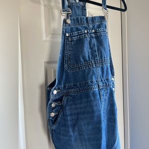 Gap Women’s Overalls! Size Medium! Excellent used condition.